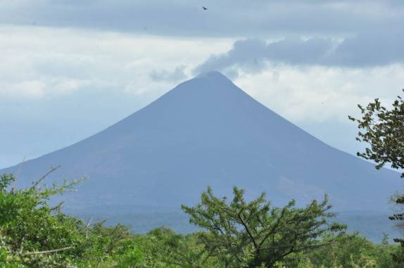 O vulcão Momotombo, o mais famoso do país, visto de perto de León, na Nicarágua